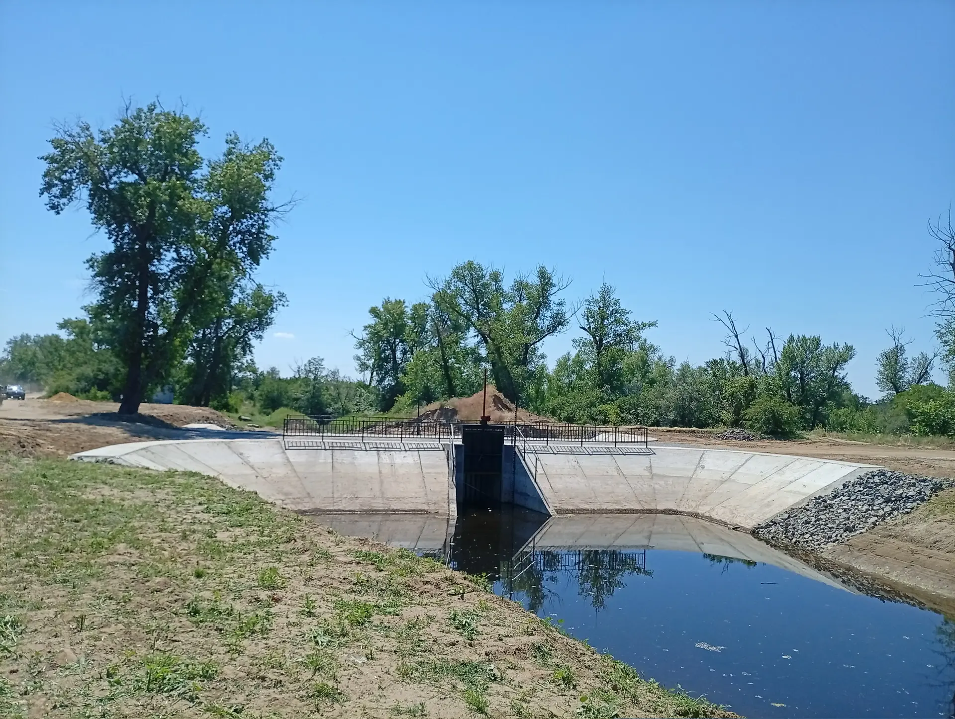 В Волго-Ахтубинской пойме построено новое водопропускное сооружение