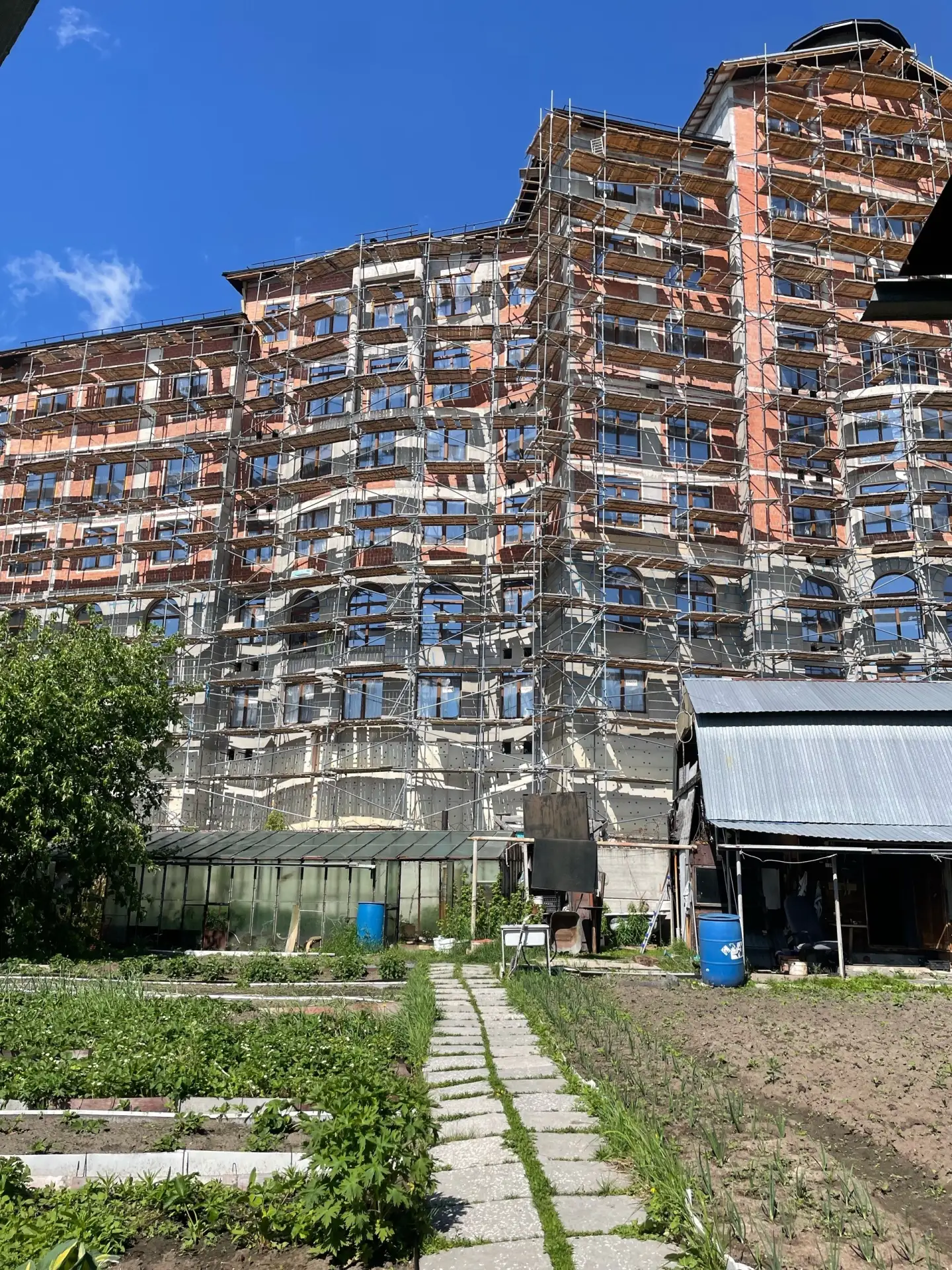 ❗Жильцы дома на Красноармейской, по соседству с которыми строят элитный ЖК «Вознесенский», четвертый