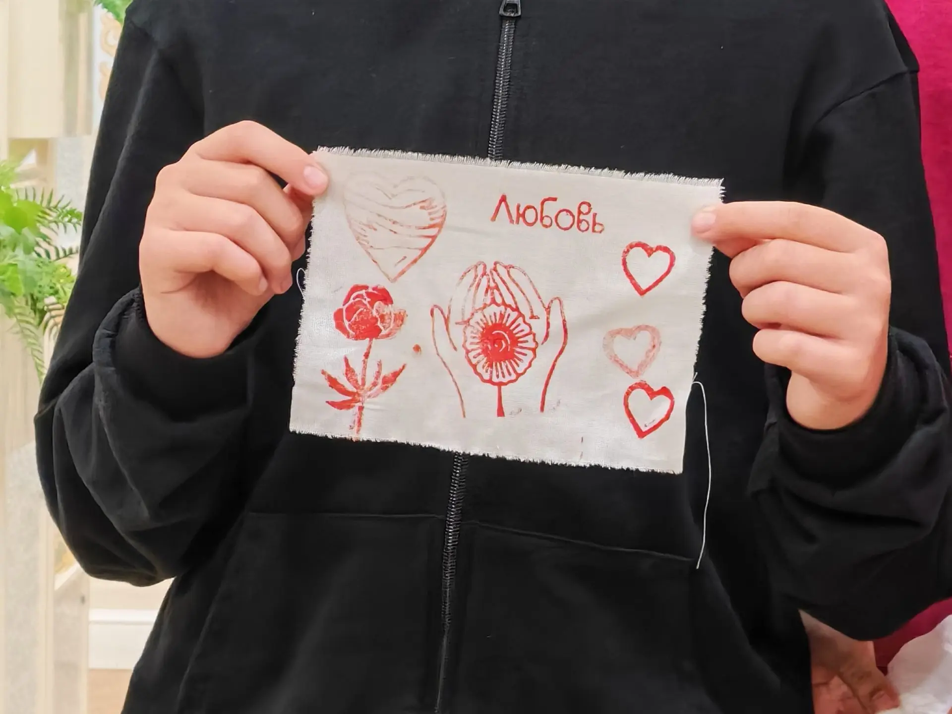 ✨🖌 Добрые узоры на ткани: в Михаило-Архангельском соборе прошёл мастер-класс по набойке