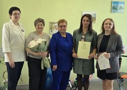 С ЗАСЛУЖЕННЫМИ НАГРАДАМИ