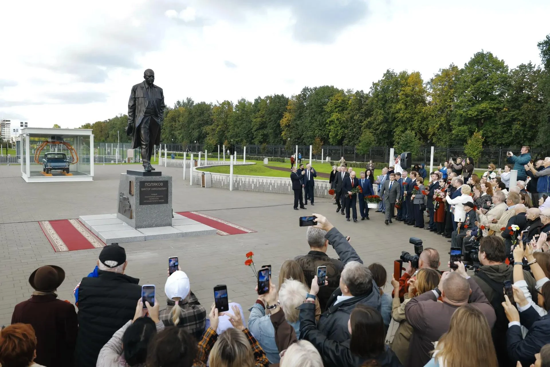 В Тольятти к Дню машиностроителя открыли памятник легендарному директору ВАЗа — Виктору...