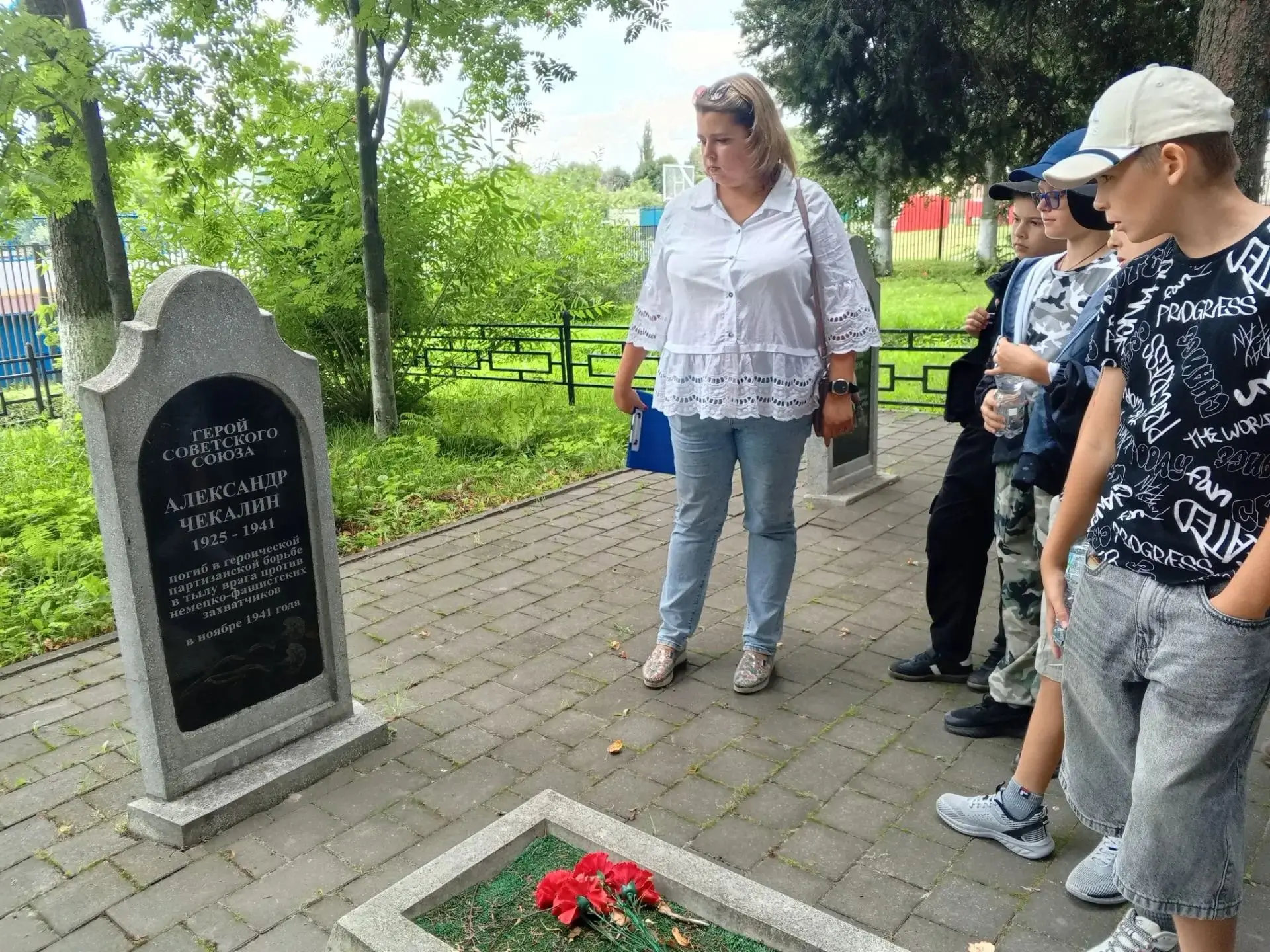 В рамках программы "Я - патриот России!" специалисты Суворовского отделения помощи семье и детям, ор