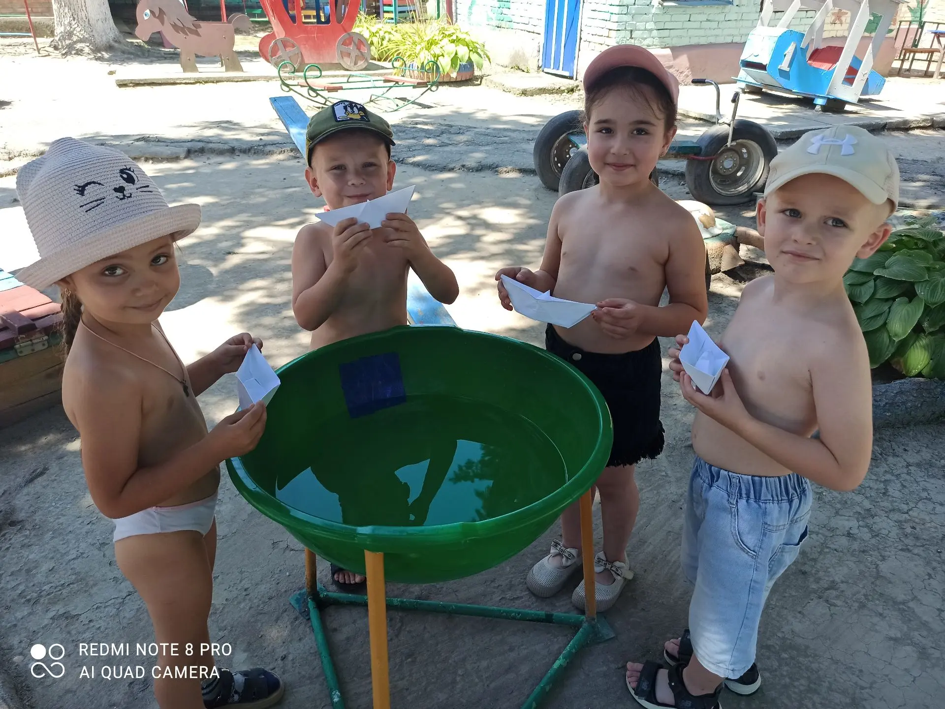 Воспитанники разновозрастной группы «Солнышко»  запускают кораблики