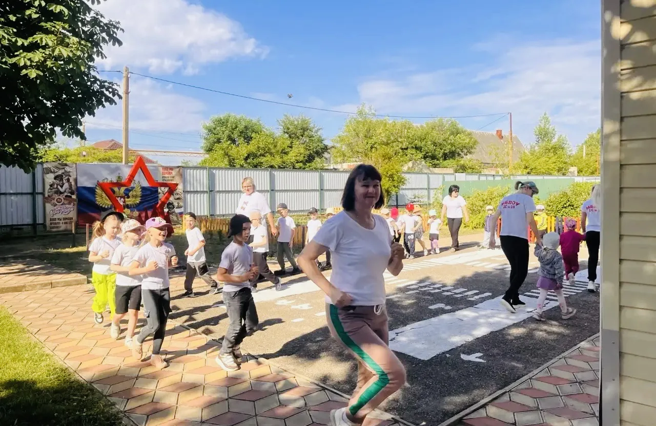 ☀️ Физкультура на свежем воздухе: заряд энергии и пользы для малышей! ☀️

Занятия физкультурой на ул