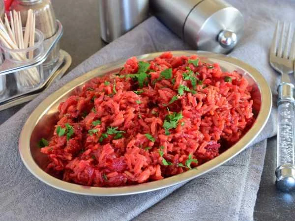 🍚 Рис со свеклой.  Ингредиенты:  • Рис — 150 г • Свекла — 100 г • Чеснок — 1–2 зубчика • Лук репчаты