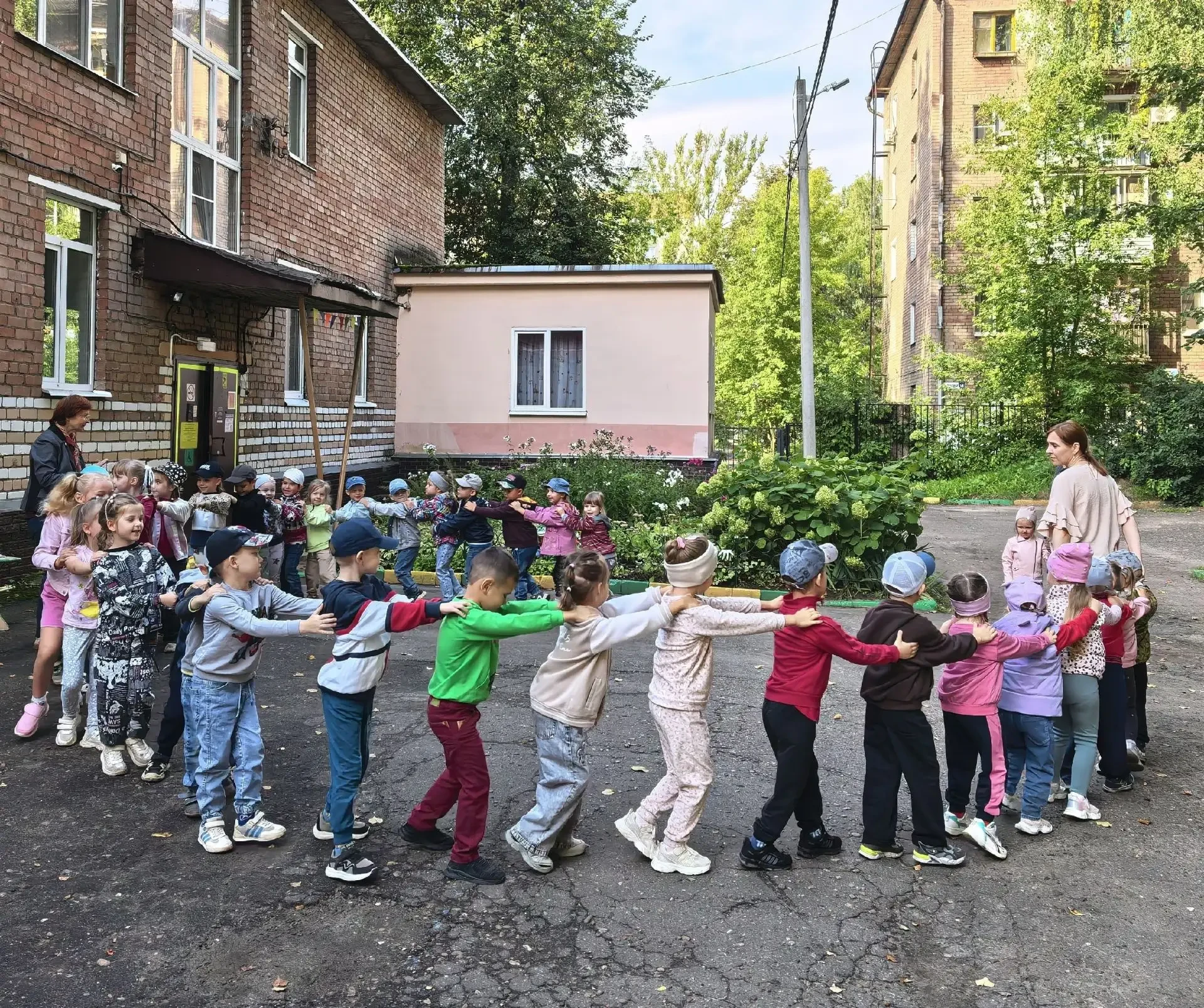 Первый день осени воспитанники «ЦРР — детский сад № 72» встретили ярко, шумно и очень в...