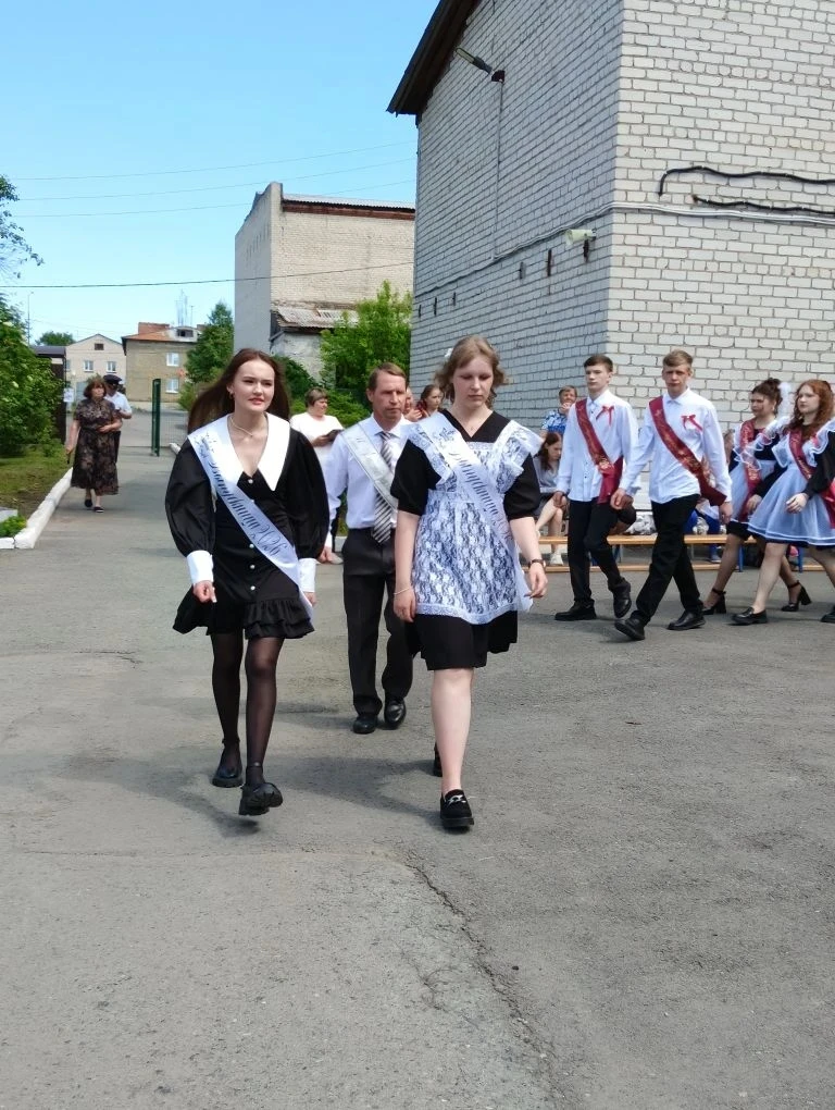 26 мая на школьном дворе было особенно людно и торжественно. Для одних этот день стал г...