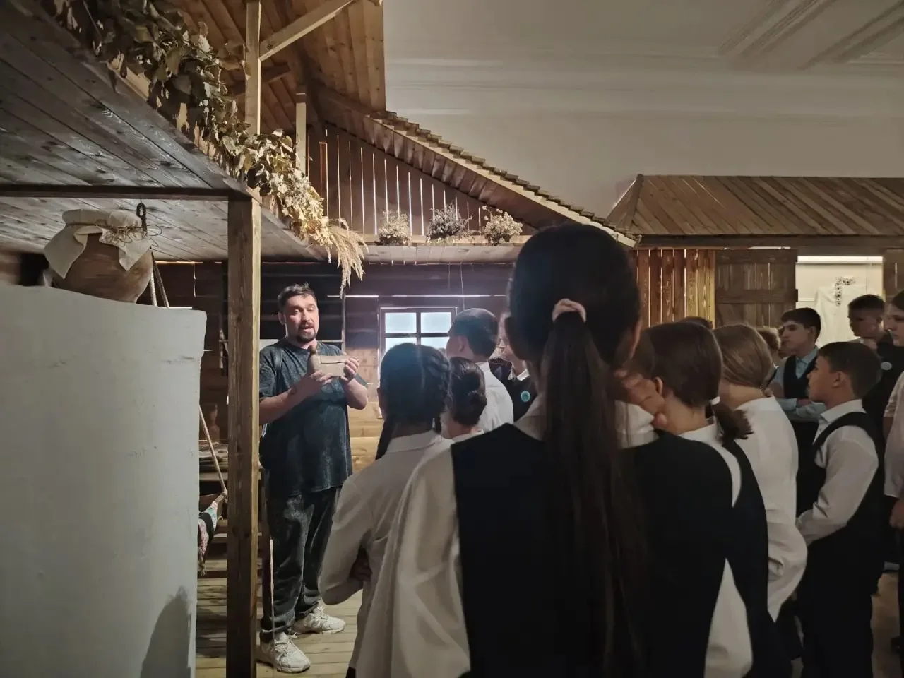 В рамках форума для школьников провели экскурсию «Страницы из купеческой жизни» — она о...