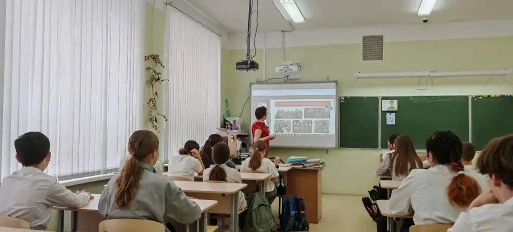 Сегодня утро в школе началось с торжественного поднятия флага и гимна. А после торжественной линейки