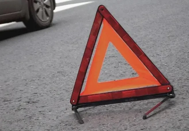 🚗 В Сызрани столкнулись два автомобиля у пиццерии на проспекте 50 лет Октября.