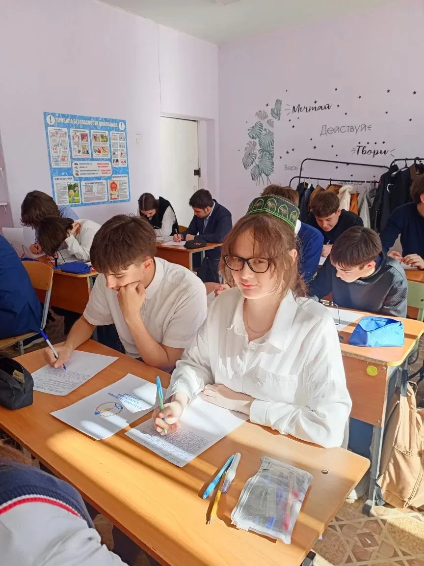 День национального костюма День национального костюма В МАОУ Школа № 129 им. С. И Зорина с большим р