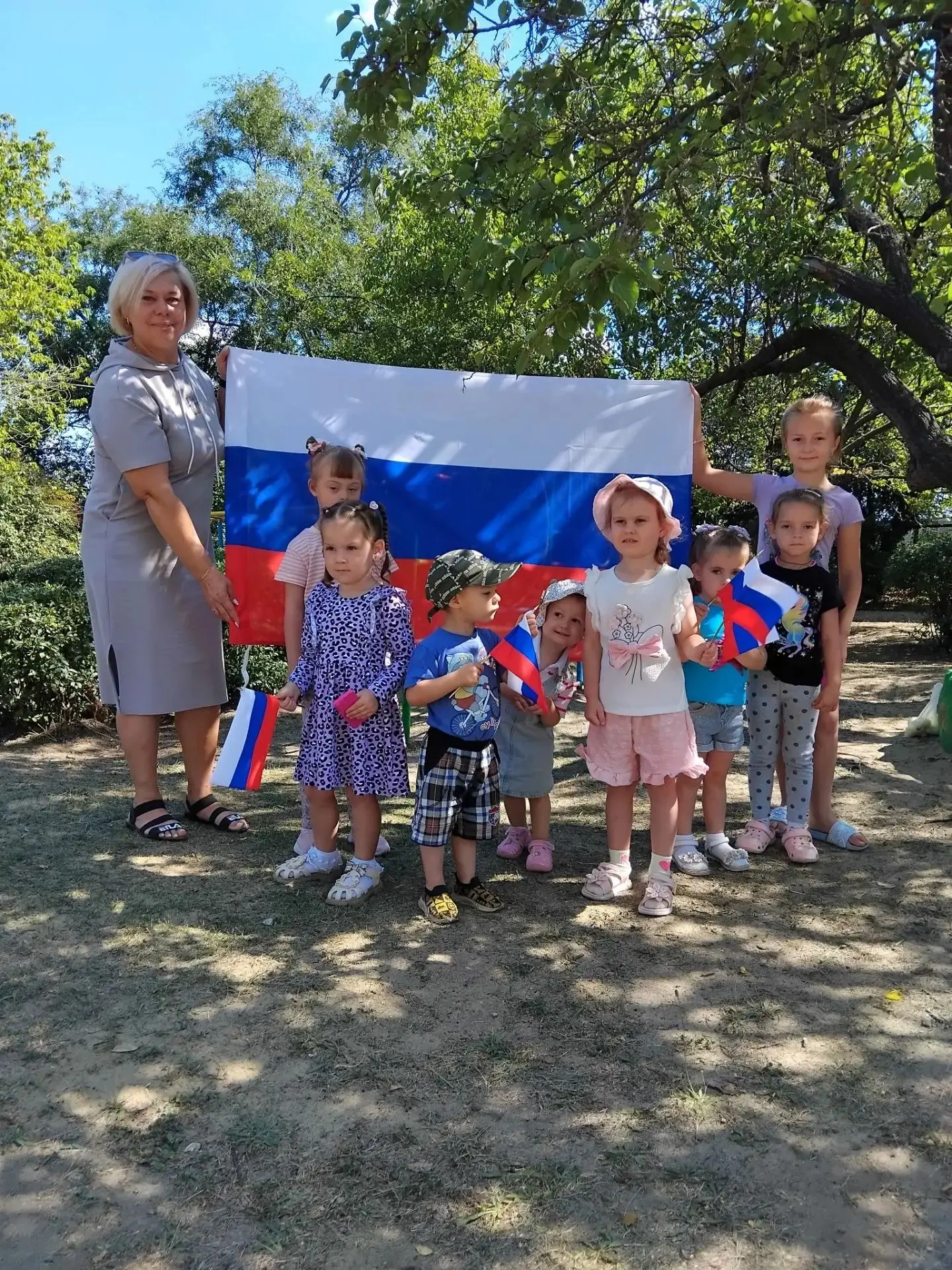 Познавательная программа "Три цвета Родины!"