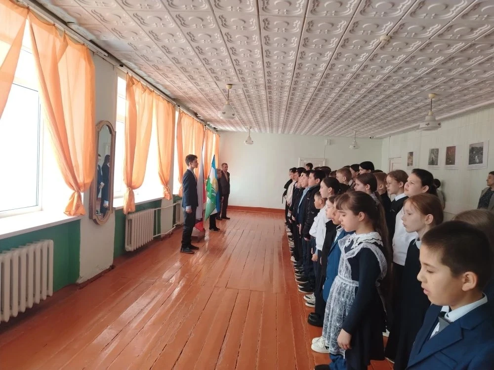 Утро понедельника в МБОУ СОШ д. Курманаево традиционно началось с торжественной линейки...