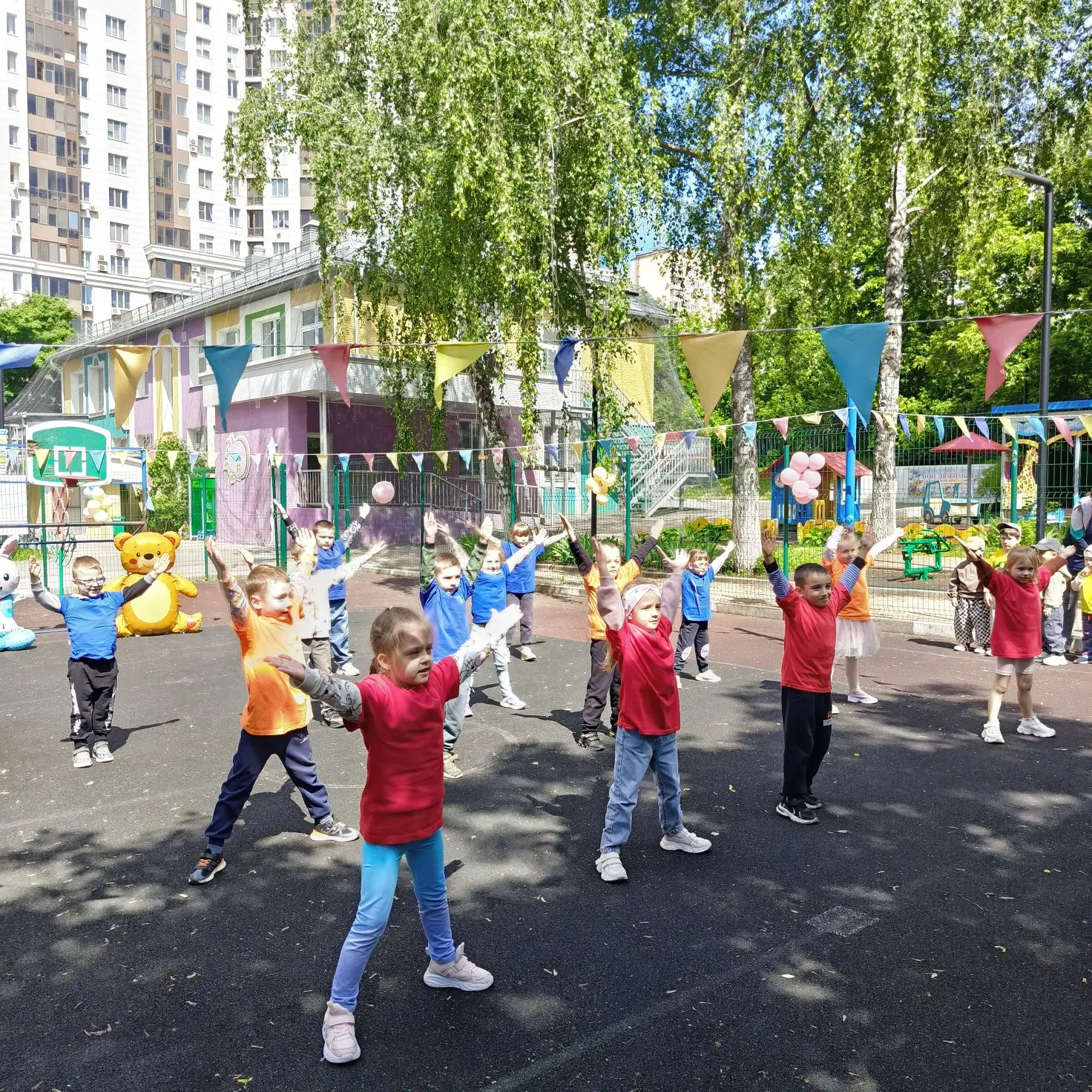 ☀️ День защиты детей в нашем саду: море улыбок и мыльных пузырей!

Сегодня спортивная площадка превр