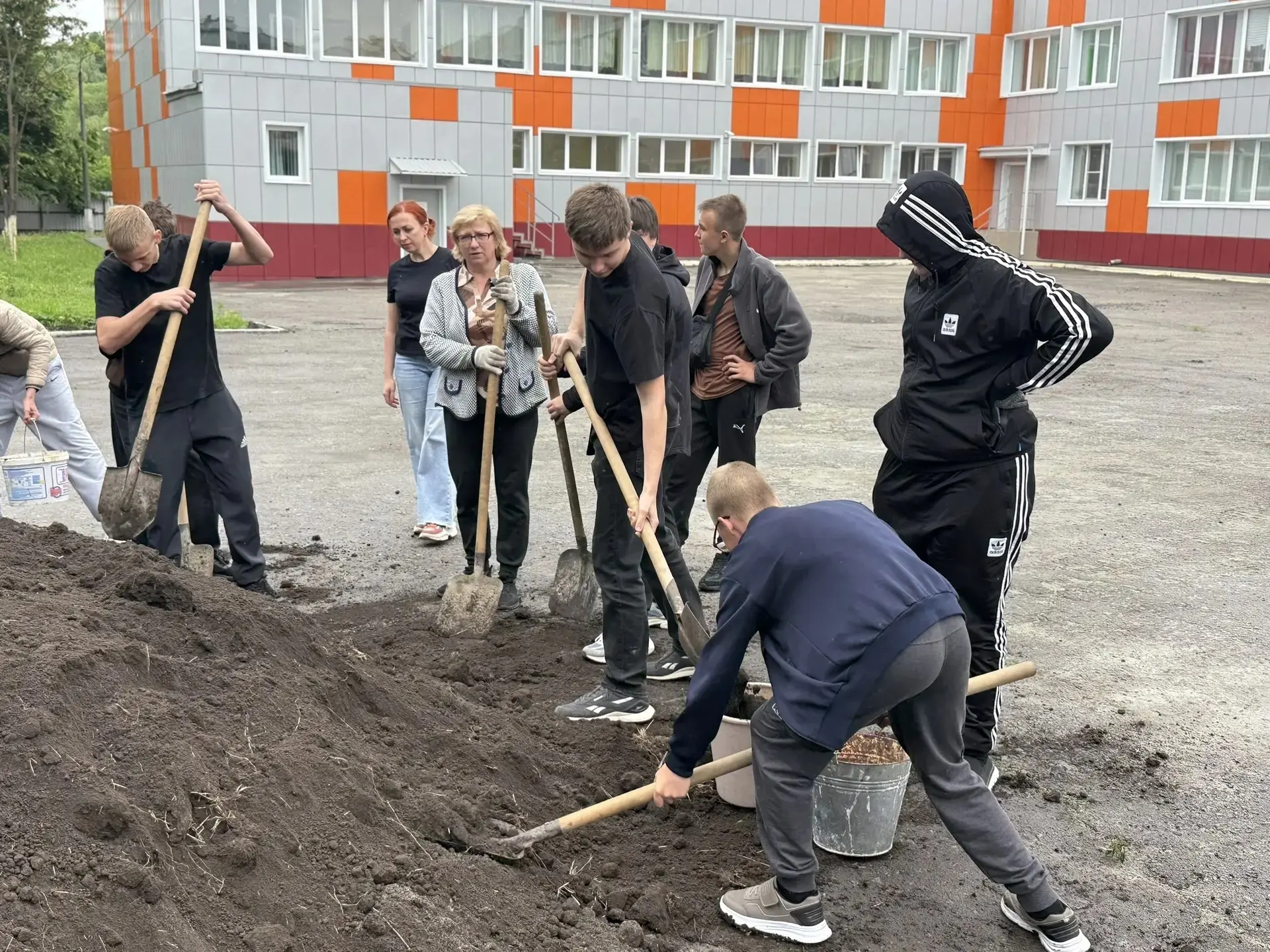 Продолжаем преображать школьный двор. Дружной команде всё по плечу!