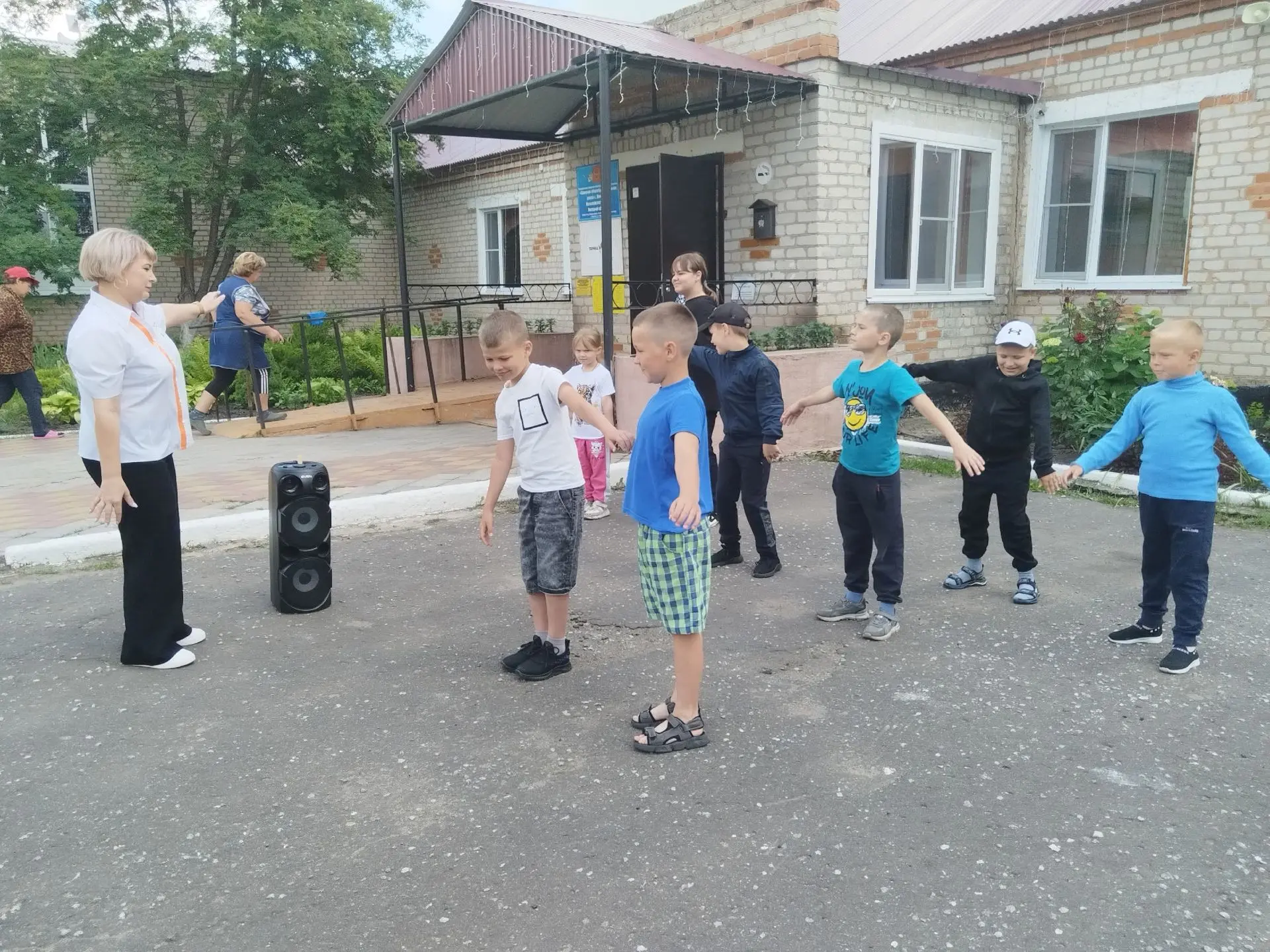 Дворовым играм — быть! 🏐⚽

Сегодня наш школьный двор превратился в настоящую машину времени! 🕰️

С