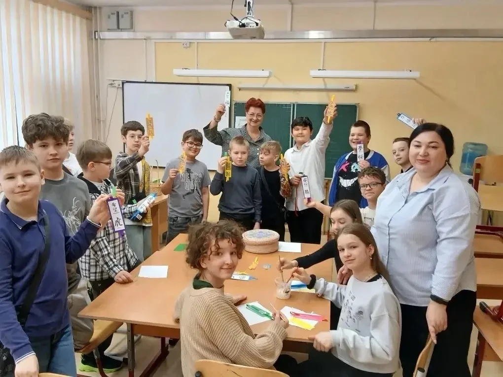 Сегодня в школе проходит День Китая «Код Китая»!  Для учеников 2‑х классов организованы мастер‑класс