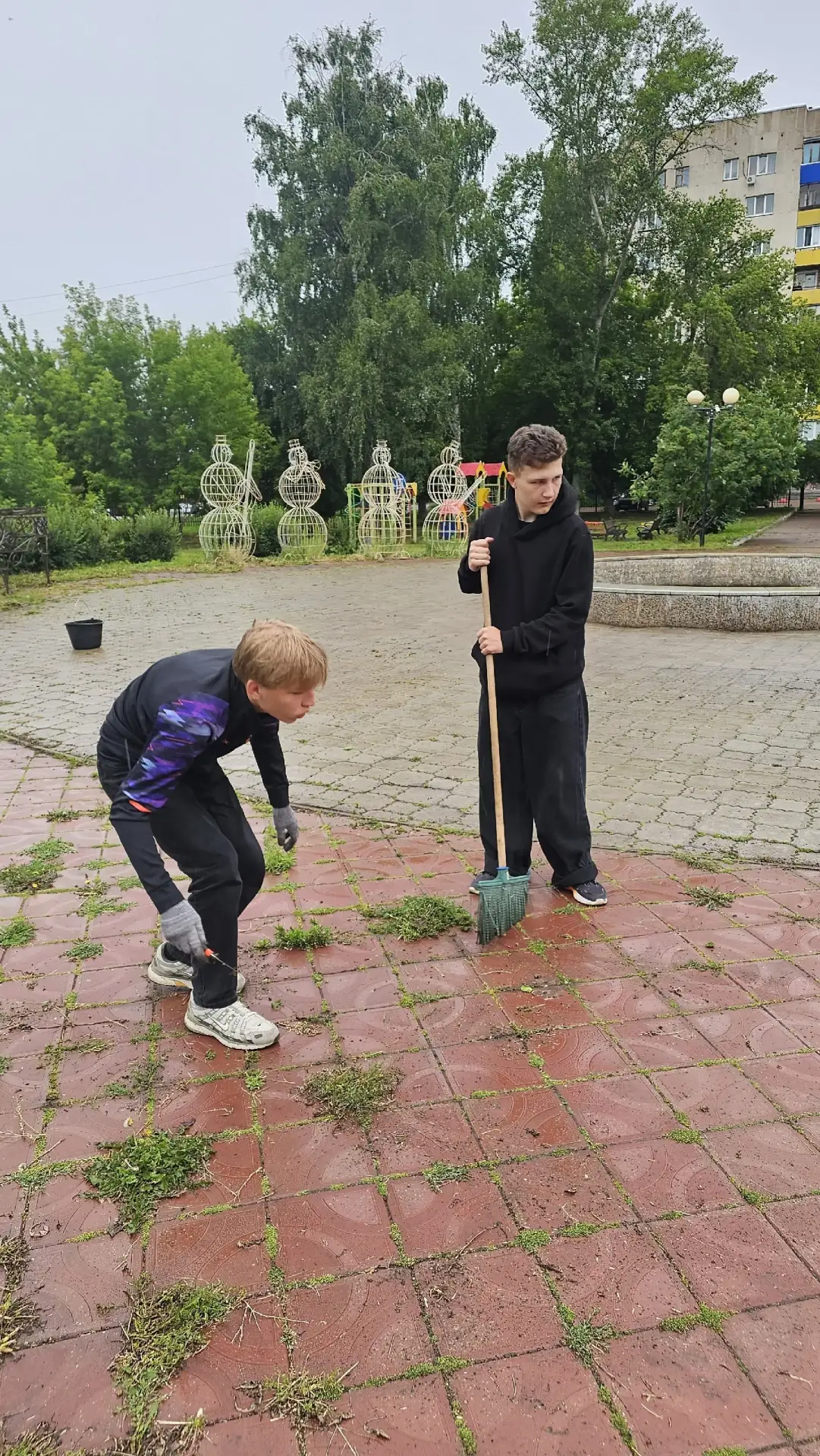 🌿 В Ишимбае волонтёры и сотрудники комитета по делам молодёжи приводят в порядок Сквер...