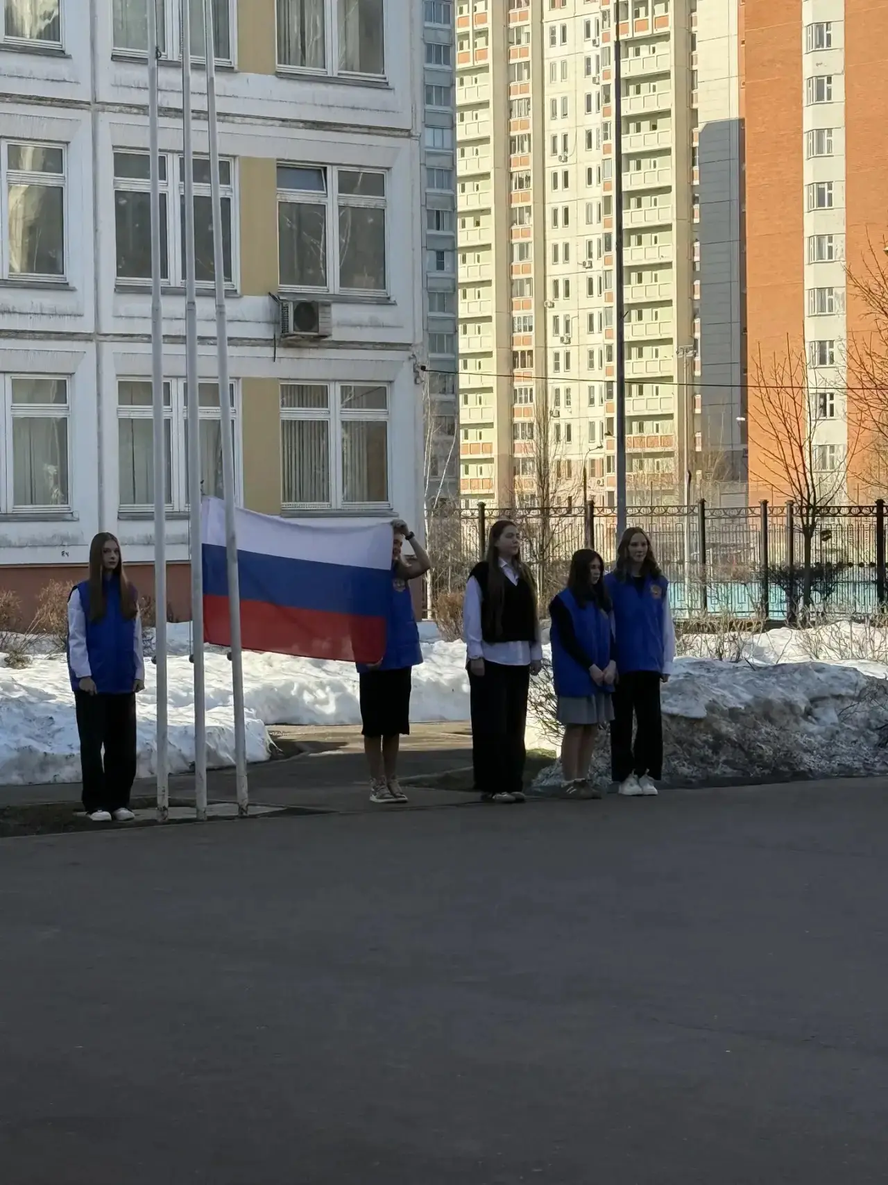 🇷🇺 Равнение на флаг!  Начинаем новую рабочую неделю с торжественной церемонии выноса Государственног