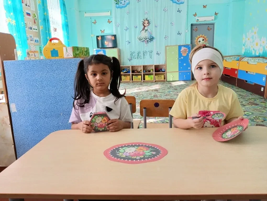 В структурном подразделении «Детский сад» прошло увлекательное знакомство с жостовской ...