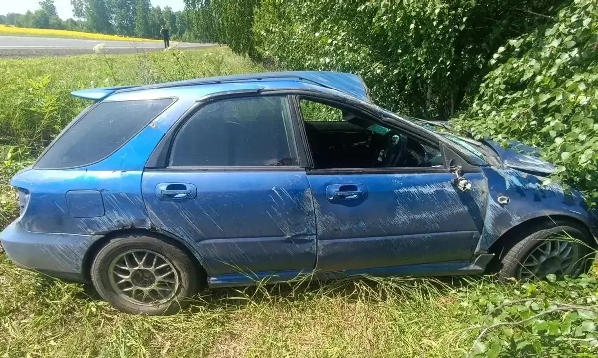Сегодня утром на 100-м километре трассы «Вилюй» Subaru Impreza занесло, и машина вылетела с дороги в