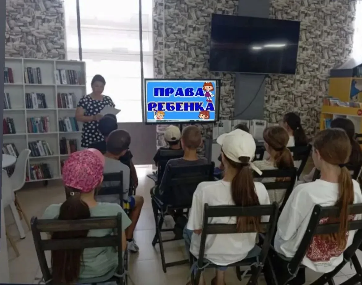 В Ходзинской модельной библиотеке прошла беседа  «Большие права — маленьким детям»! 

Дети с энтузиа