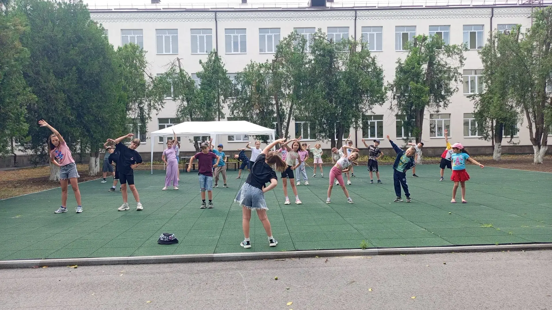 Неделя в пришкольном лагере МКОУ "СОШ ст. Екатериноградской" началась с бодрой и энергичной зарядки,