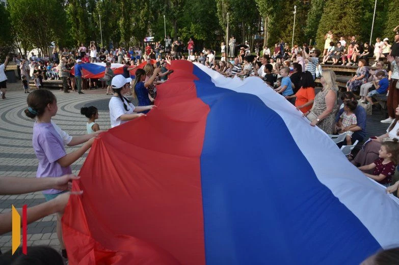 «День России напоминает о священном доме»: воронежцы отметили праздник в парке «Дельфин»

На праздни