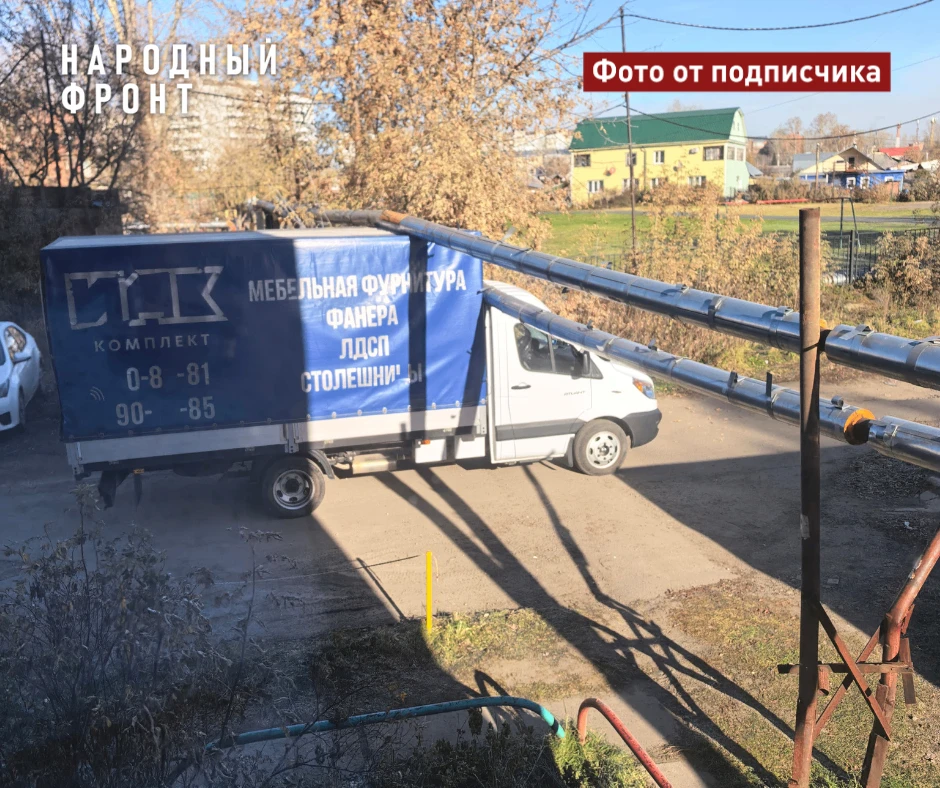 Воздушная теплотрасса на Черемошниках может рухнуть на людей в любой момент! Под ней - ...