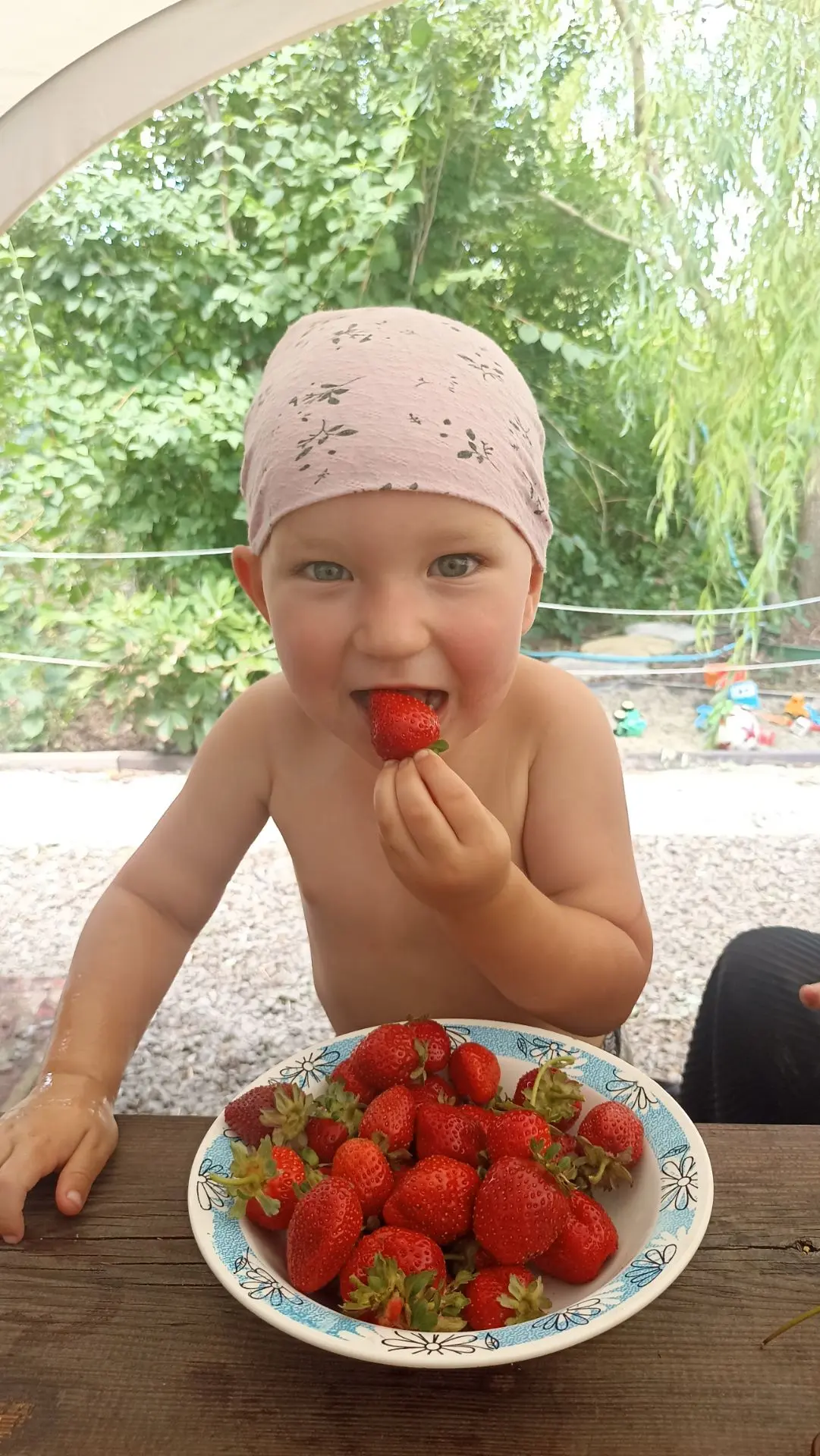 Пупсика соседа накормила клубничкой. Счастья..... Полные щёки🥰🥰🥰