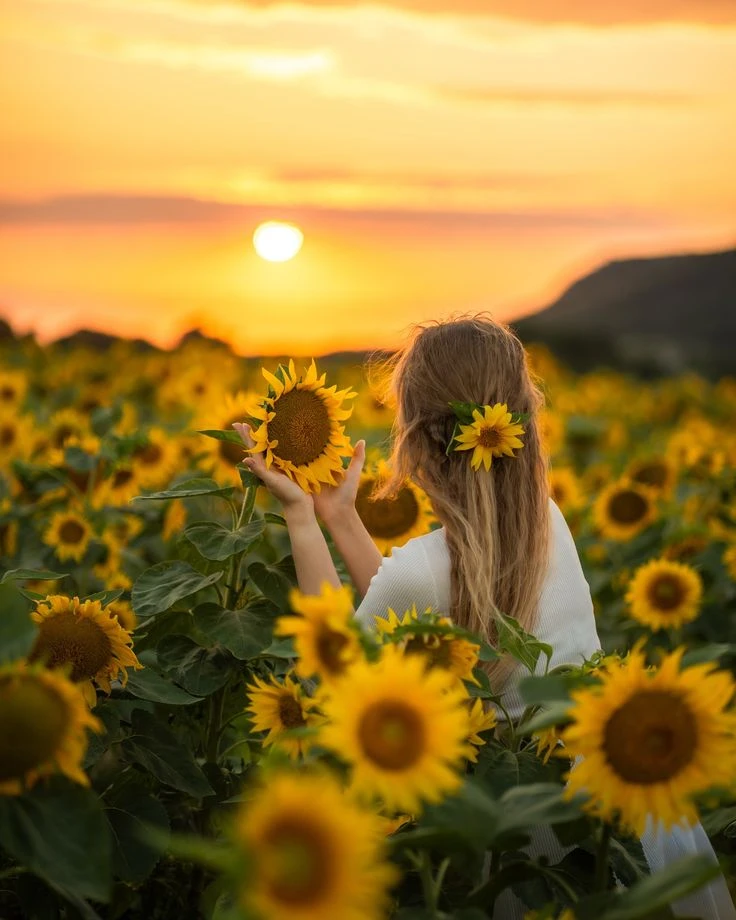 Жизнь любит не тех, кто ноет по пустякам, а тех, кто по пустякам.. радуется!🌞