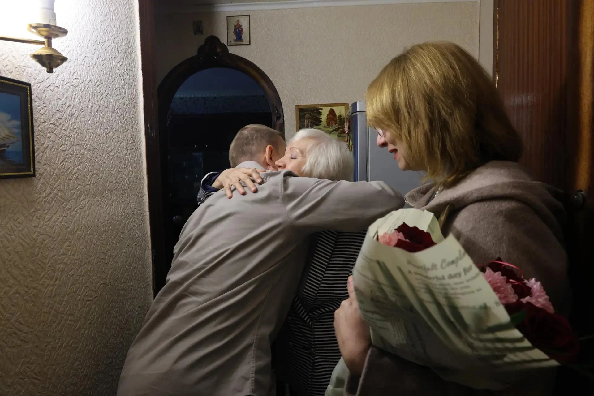 В День учителя Врип главы администрации города Рубежное Евгений Шаталин навестил ветера...