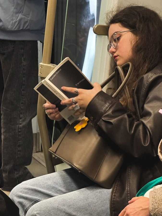 📚 В московском метро всё чаще стали замечать людей с книгами в руках вместо смартфонов.