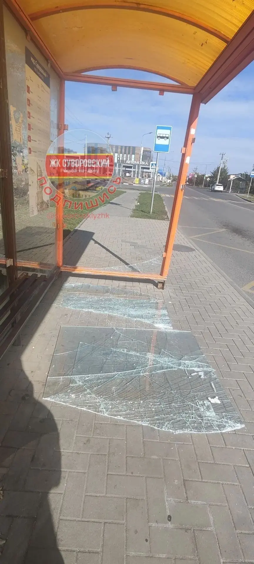 Вандалы разнесли стекло на остановке Сосновая 😡