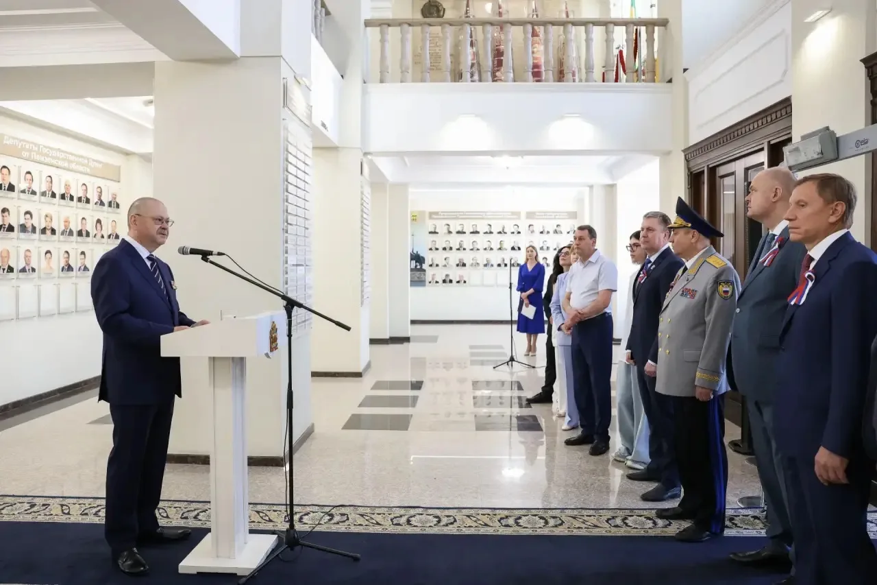 Представил результаты третьего этапа оформления экспозиции в областном правительстве, посвященной сл