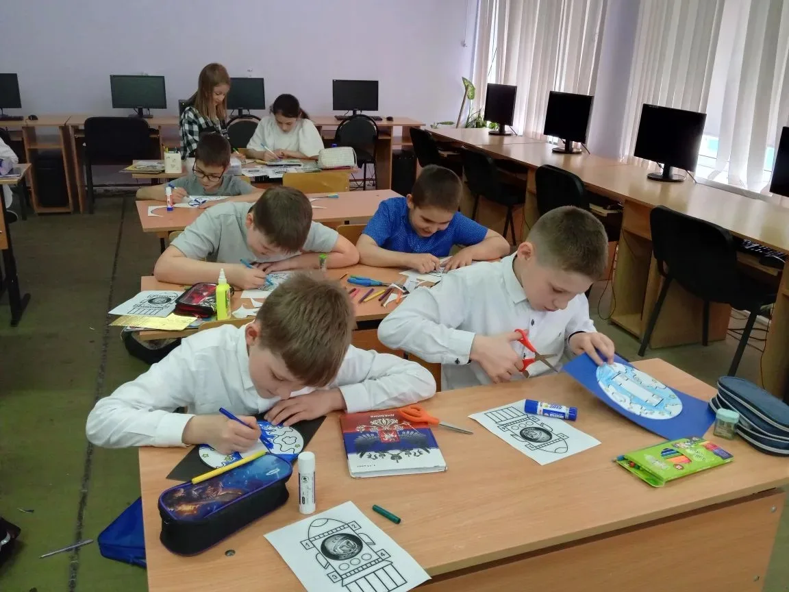 В предверии Дня космонавтики обучающиеся 3  класса приняли участие в мастер-классе по изготовлению т