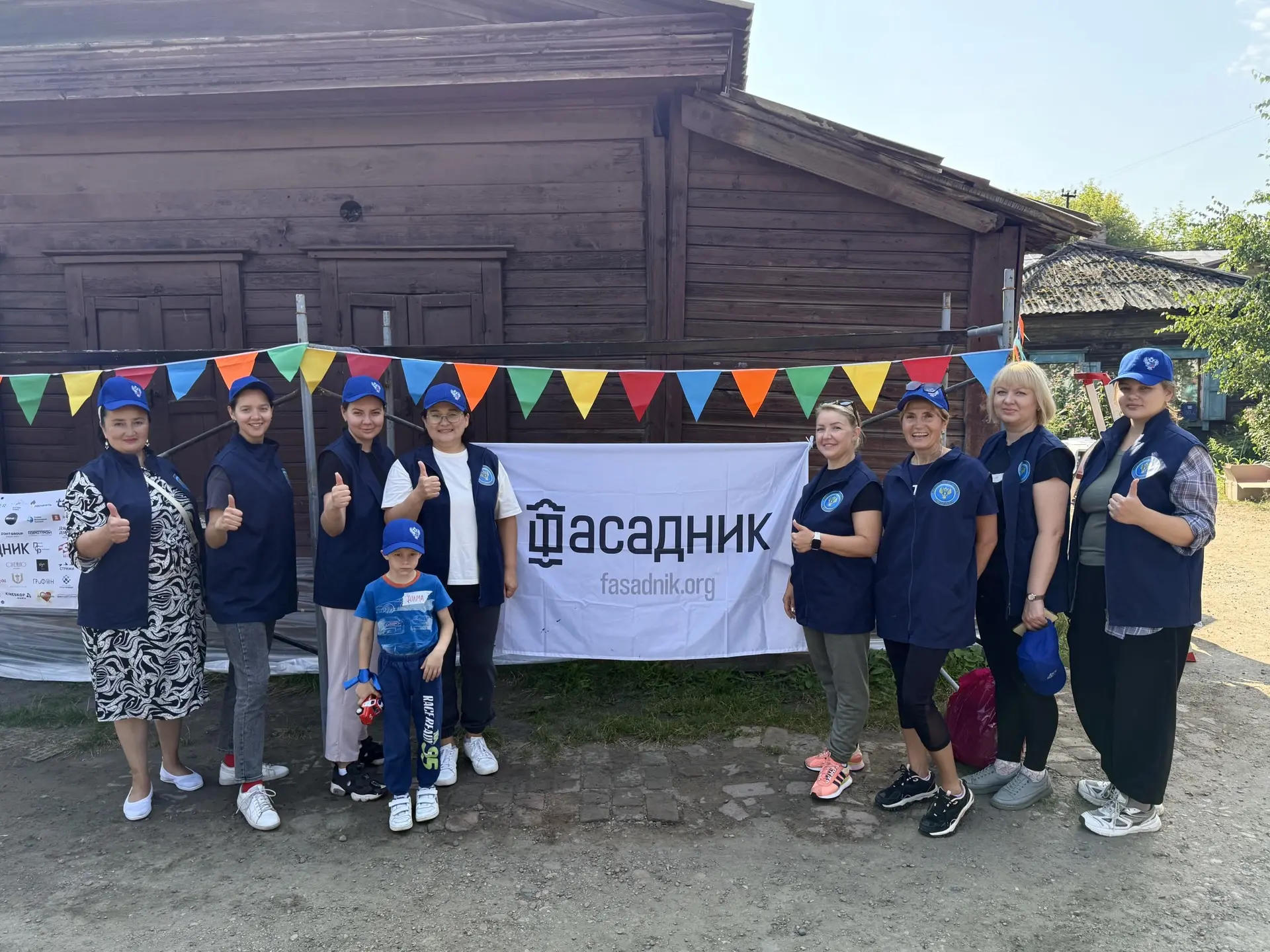 🏠Сотрудники УФК по Иркутской области приняли участие в общегородской акции«Фасадник».