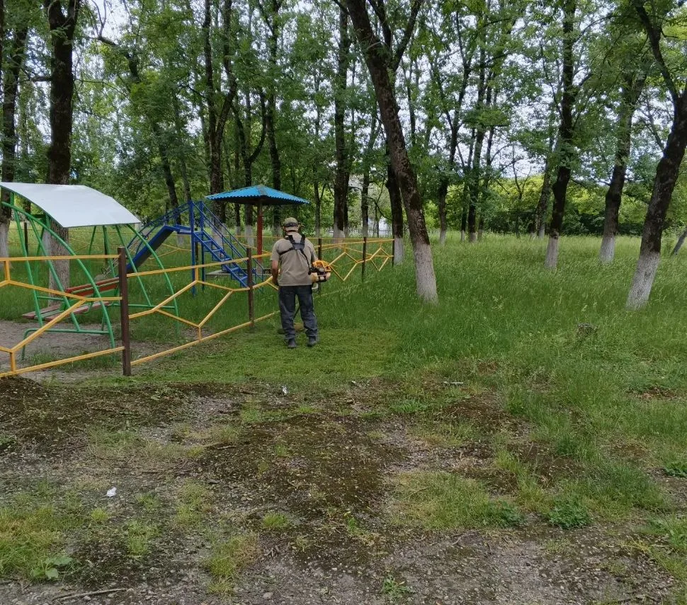 Чистота и порядок в Нефтегорском городском поселении! 🌳🌼

Сегодня наши работники администрации Неф