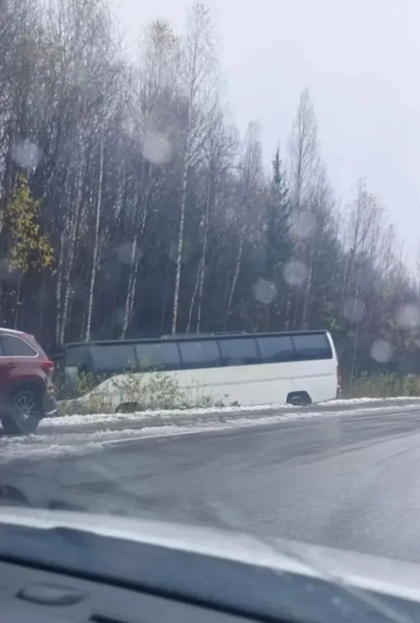 Рейсовый автобус Екатеринбург — Краснотурьинск улетел в кювет. Авария случилась 4 октяб...