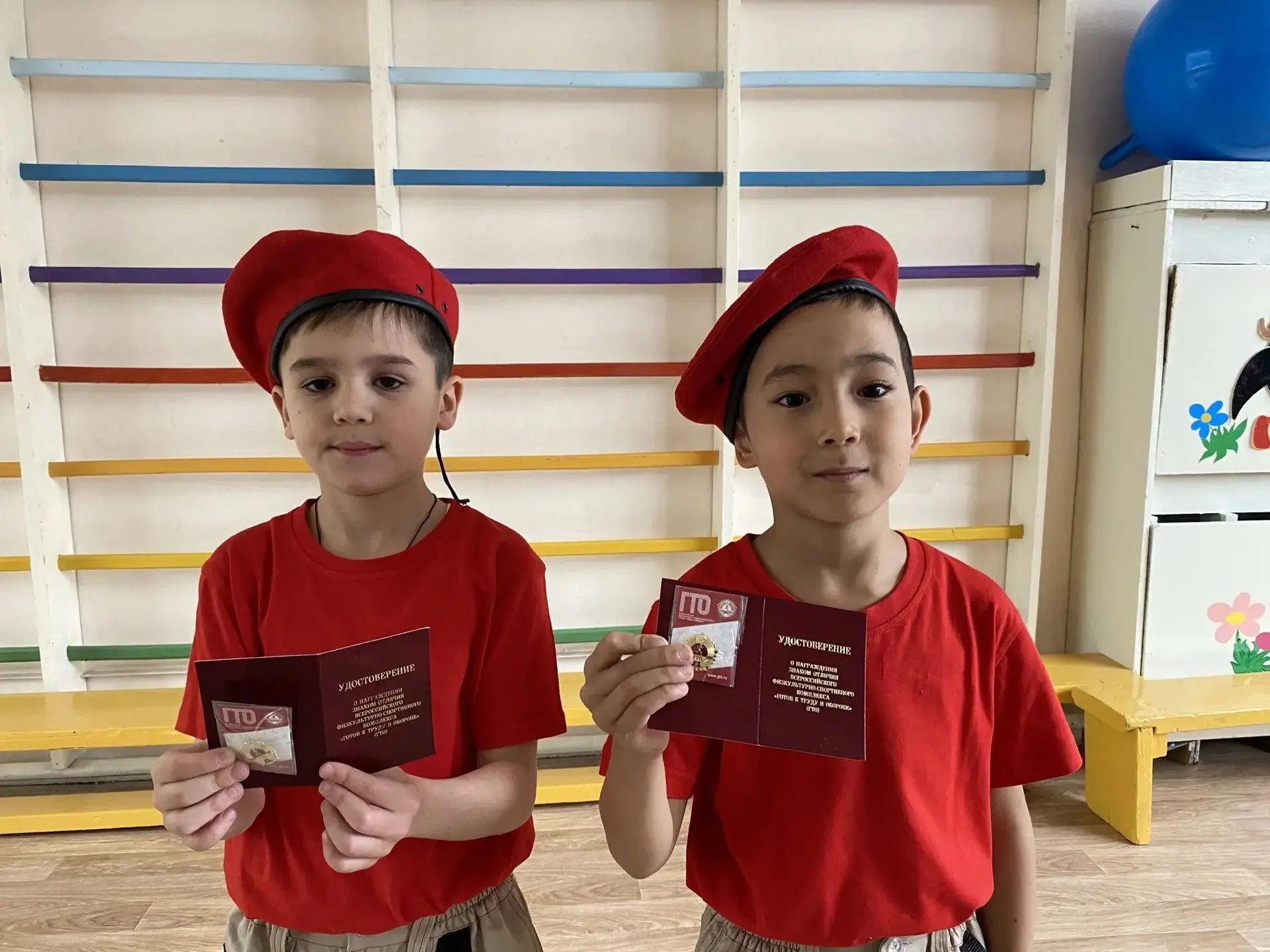 В детском саду "Радуга" города Ессентуки  юным патриотам отряда "Радужка"  вручили  золотые значки  