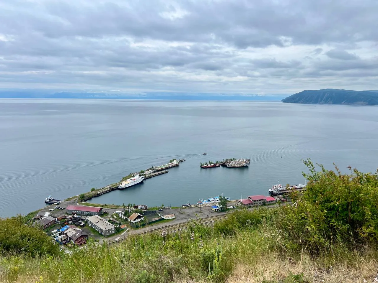 ⛴️ На ремонт причалов в порту Байкал потратят 2,3 млрд рублей. Обновят причалы для судо...
