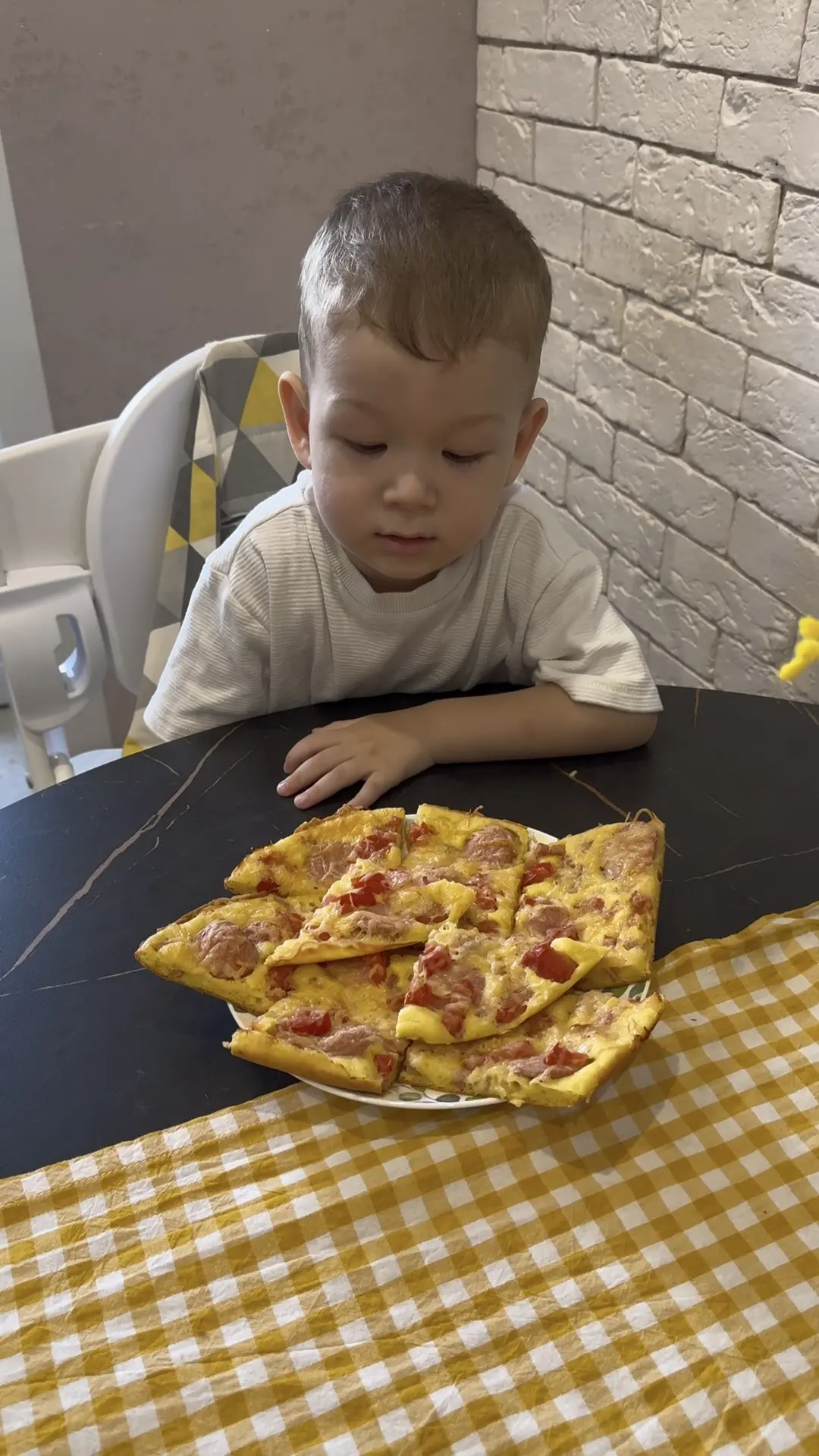 🍕 Пицца, которую можно приготовить даже детям ❤️

Для основы:
🥚 2 яйца
🥛 5 ст. л. молока
🌾 5 ст.