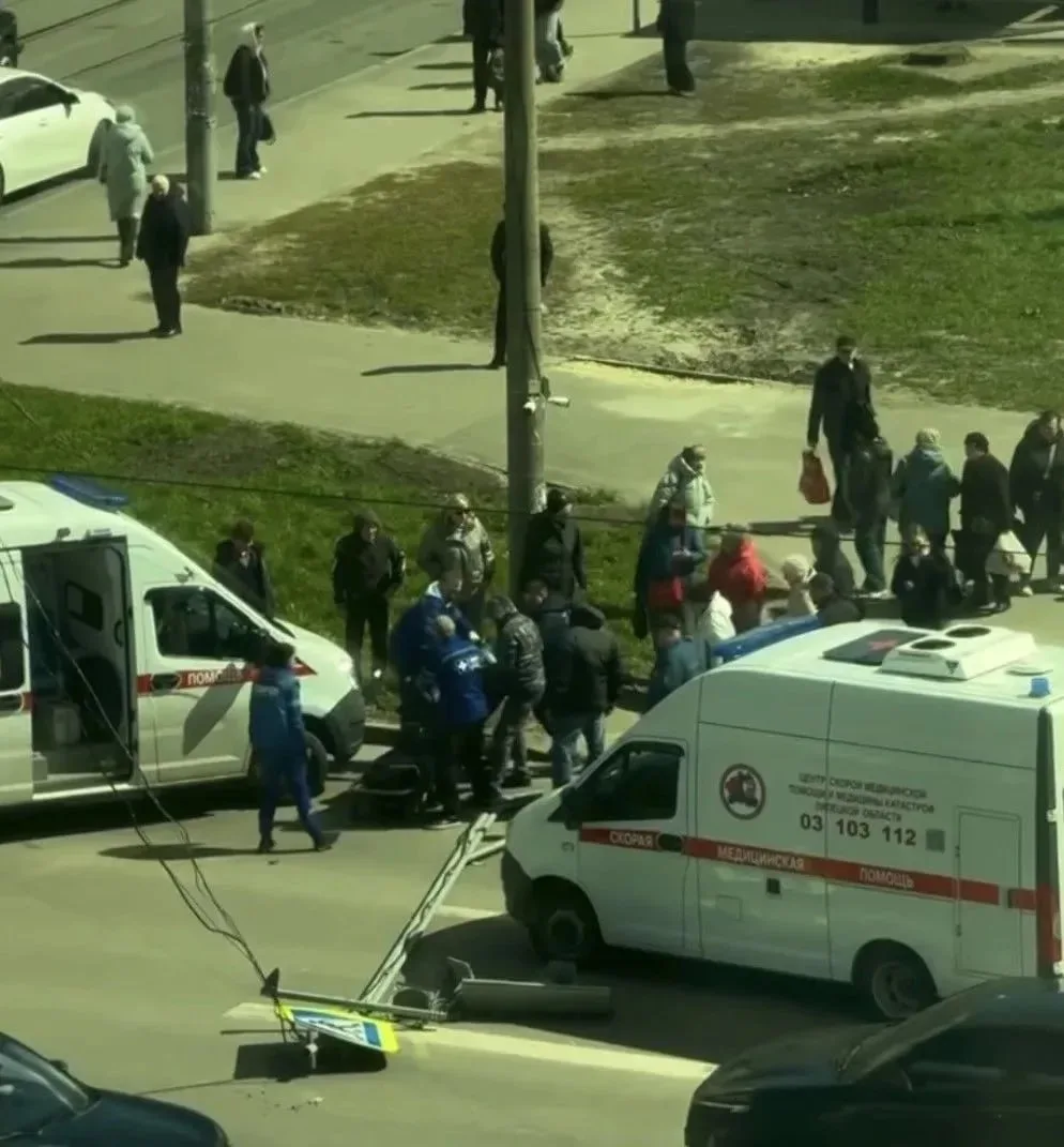 На перекрёстке в Липецке светофор рухнул на прохожих  Сильный ветер сорвал конструкцию на Водопьянов