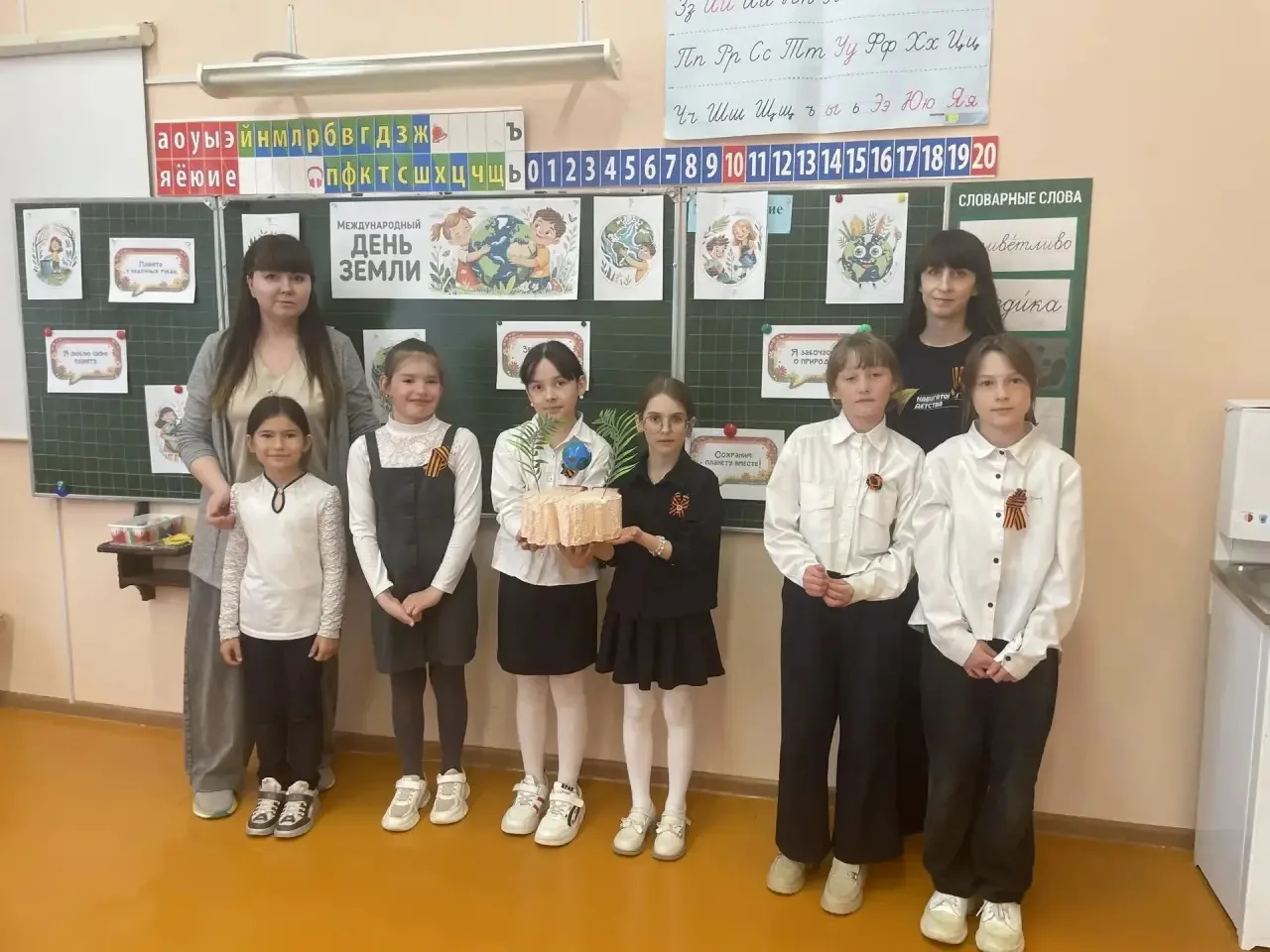 🤩 22 апреля ученики первого и третьего классов приняли участие в экологическом уроке «Берегите Земл
