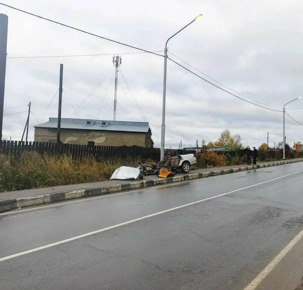 В Тымовском районе Mark 2 влетел в опору освещения