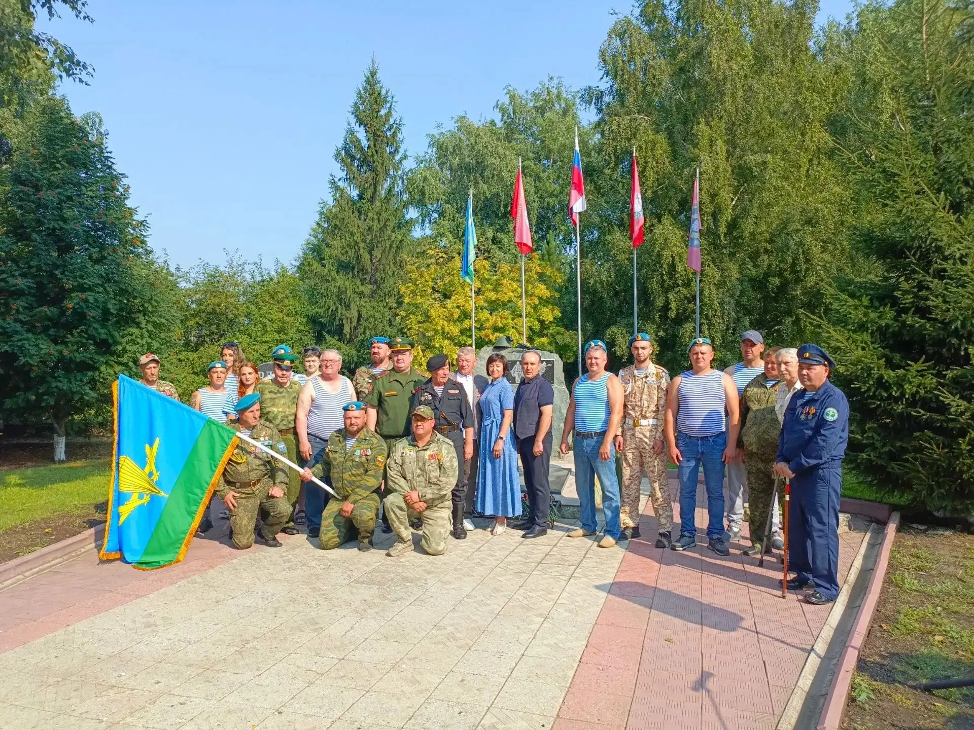 Уважаемые воины-десантники, ветераны ВДВ!
 
Примите искренние поздравления с Днем воздушно-десантных