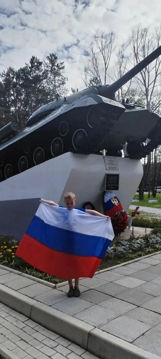 Ученик 4 Е класса Збарацкий Антон участник фото флешмоба "Я, ты, он, она - вместе целая страна"

#ЯТ