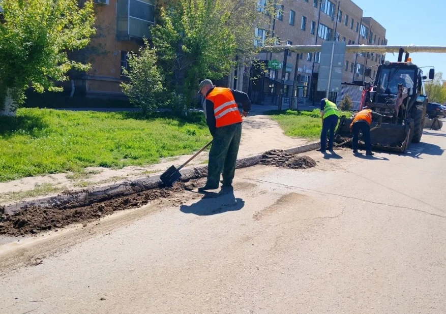 🧹 Сотрудники МКУ «Чистый город» продолжают работы по очистке дорог от наносного грунта  В городе не 
