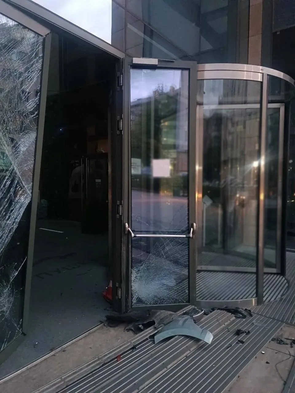 ⚡️ Полицейские задержали мужчину, который на автомобиле пытался въехать в БЦ… — публикация канала «Типичный Донецк»