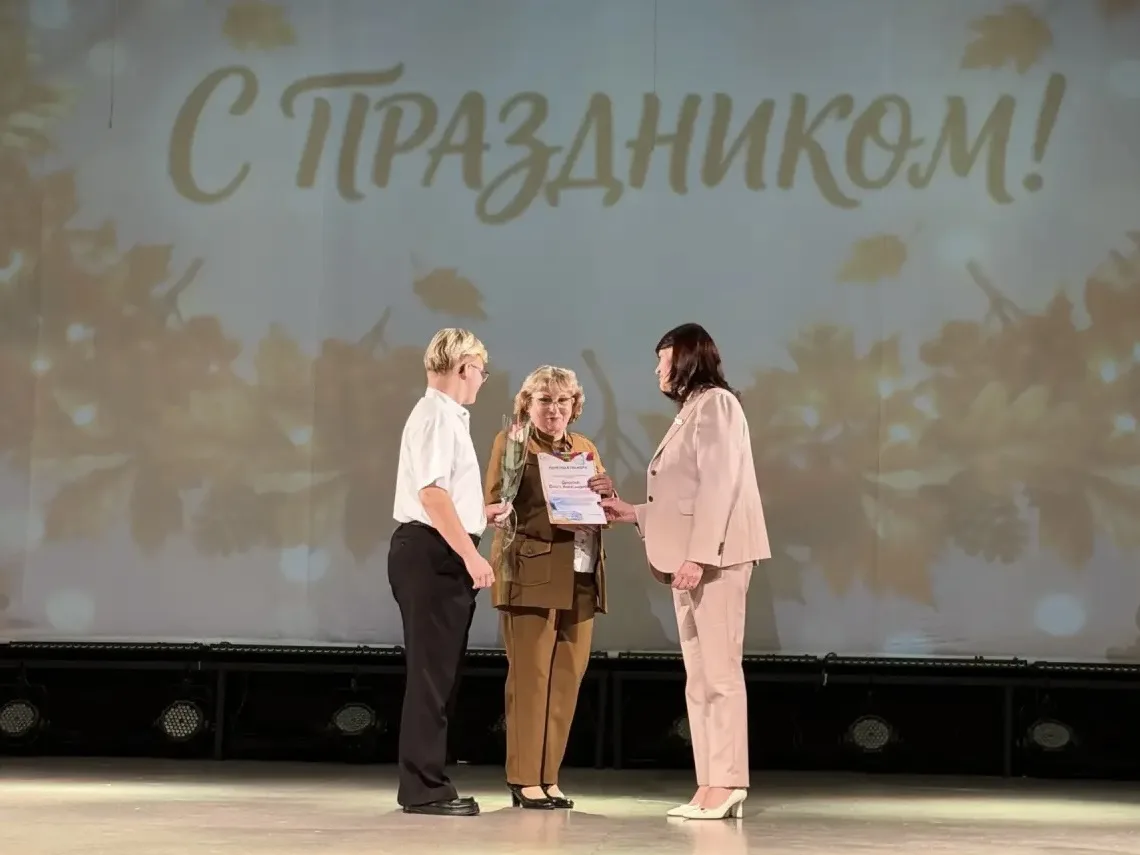 На главной сцене района чествовали ханкайских педагогов и воспитателей